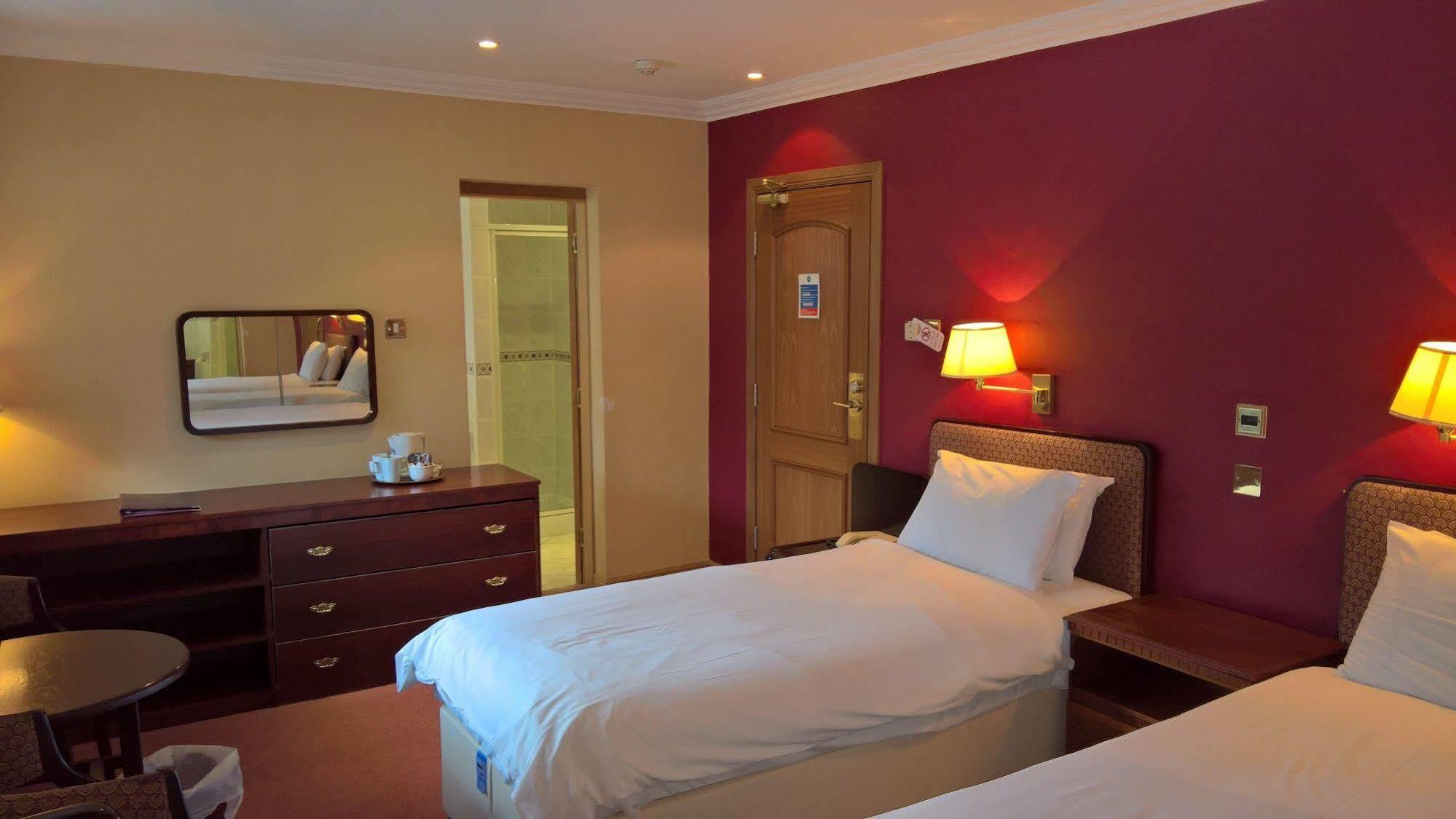 Dean Park Hotel Kirkcaldy Bagian luar foto